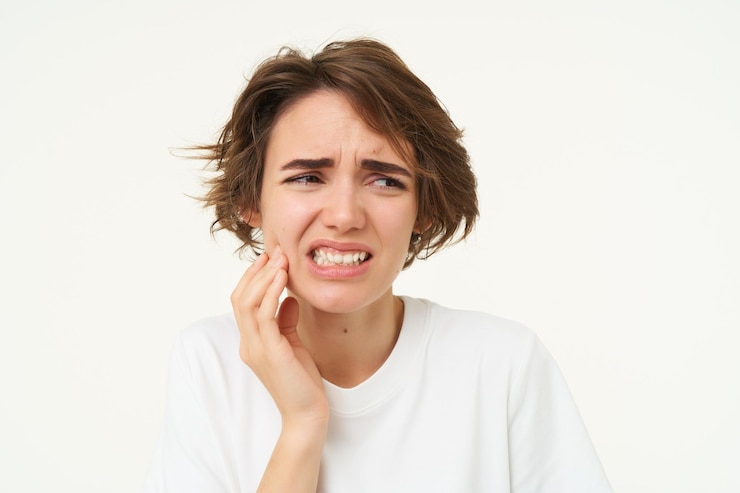 What makes tooth nerve pain worse